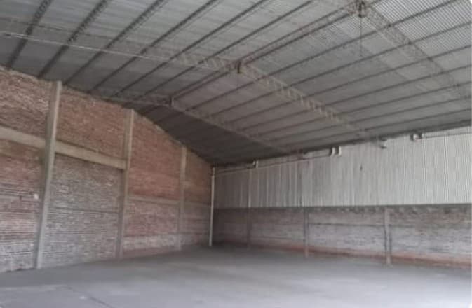 Amplio galpón de gran capacidad, ideal para logística, taller o almacenamiento.
