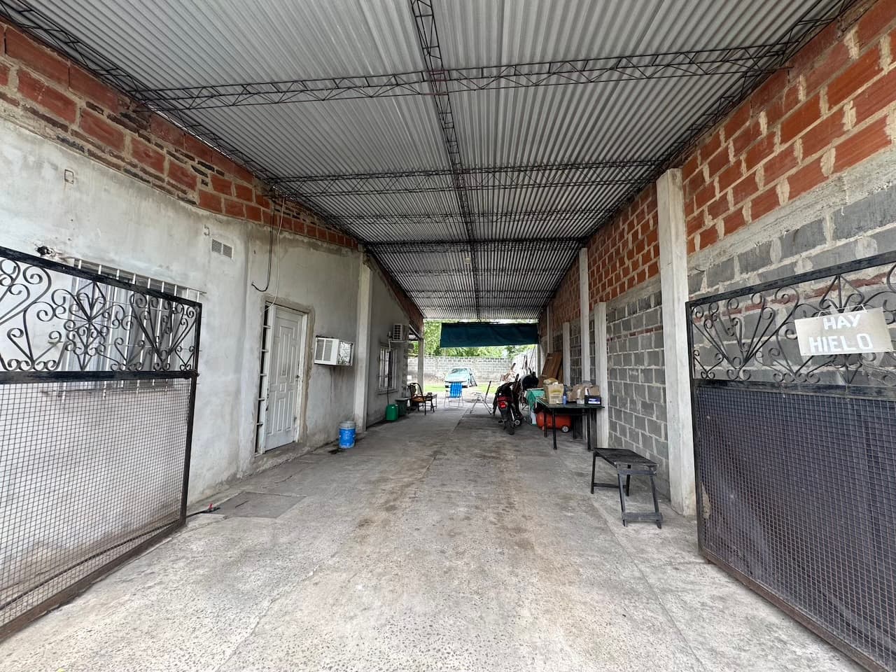 Casa con local y amplio tinglado