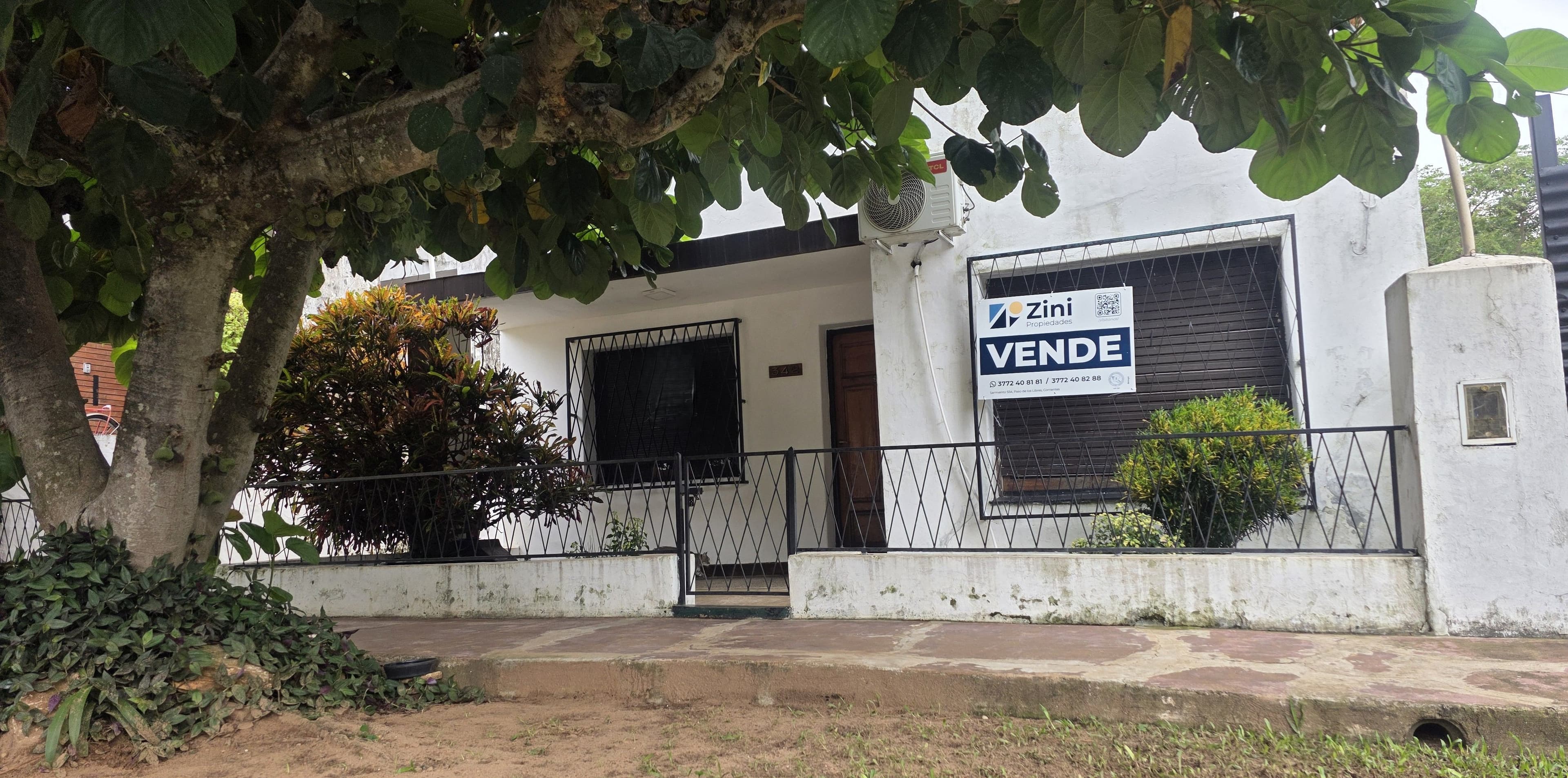 Casa Familiar 4 dormitorios, living, comedor mas un Departamento en el patio de un dormitorio.