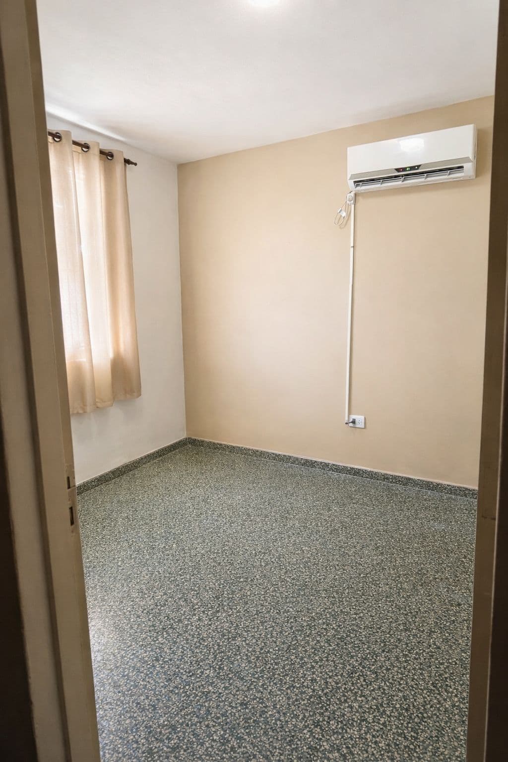 Casa Familiar 4 dormitorios, living, comedor mas un Departamento en el patio de un dormitorio.