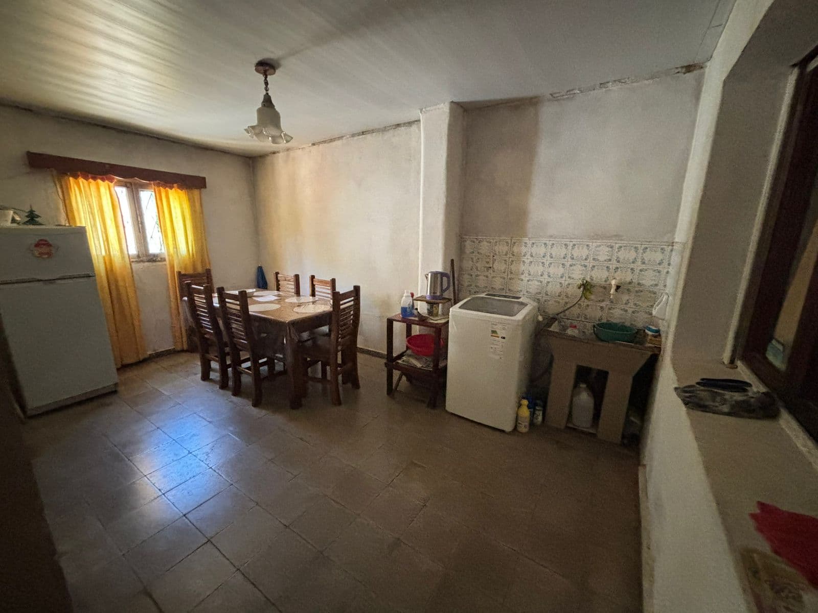 Casa Familiar 4 dormitorios, living, comedor mas un Departamento en el patio de un dormitorio.