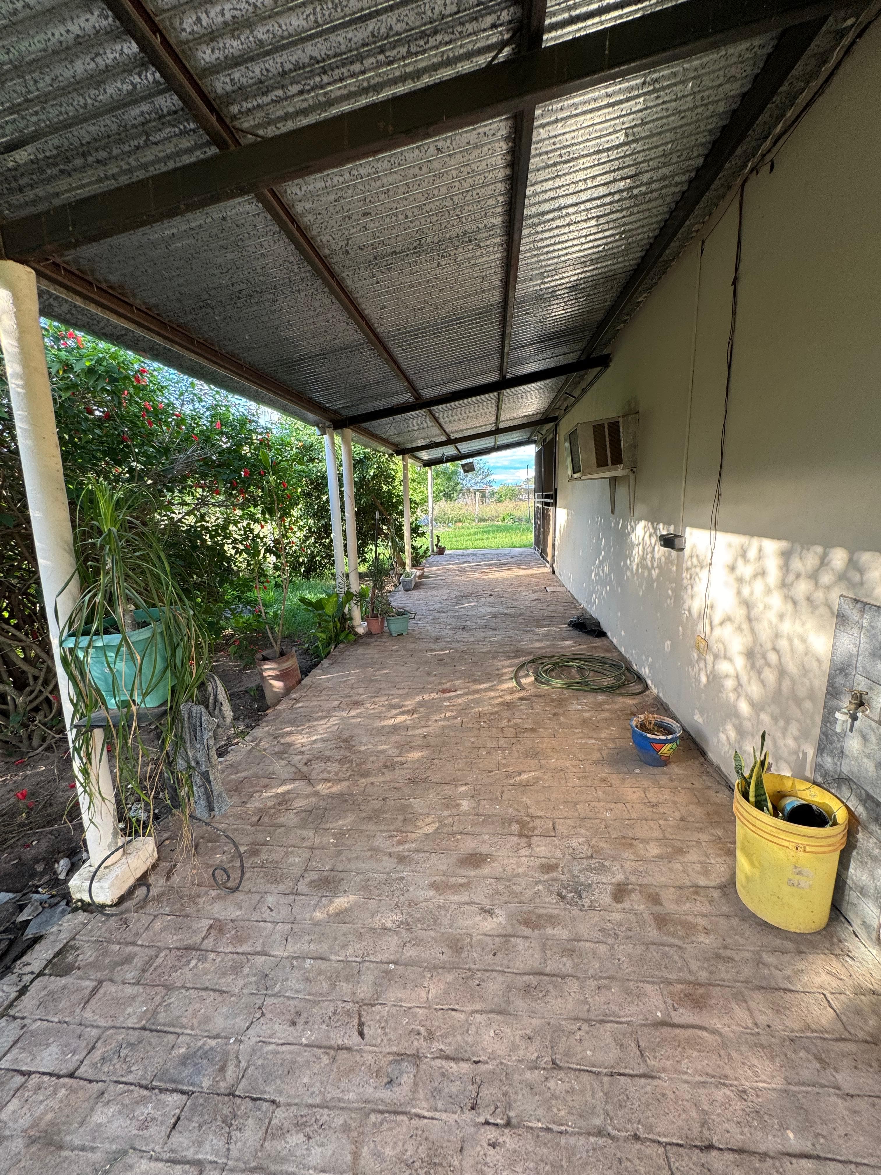Hermoso chalet con galería y extenso terreno!!!