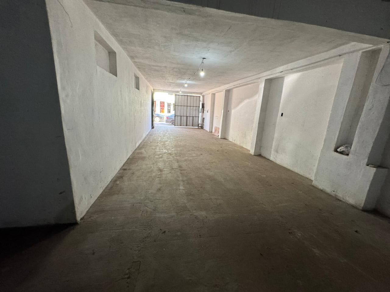 Galpón en zona urbana, con cuatro habitaciones/oficinas