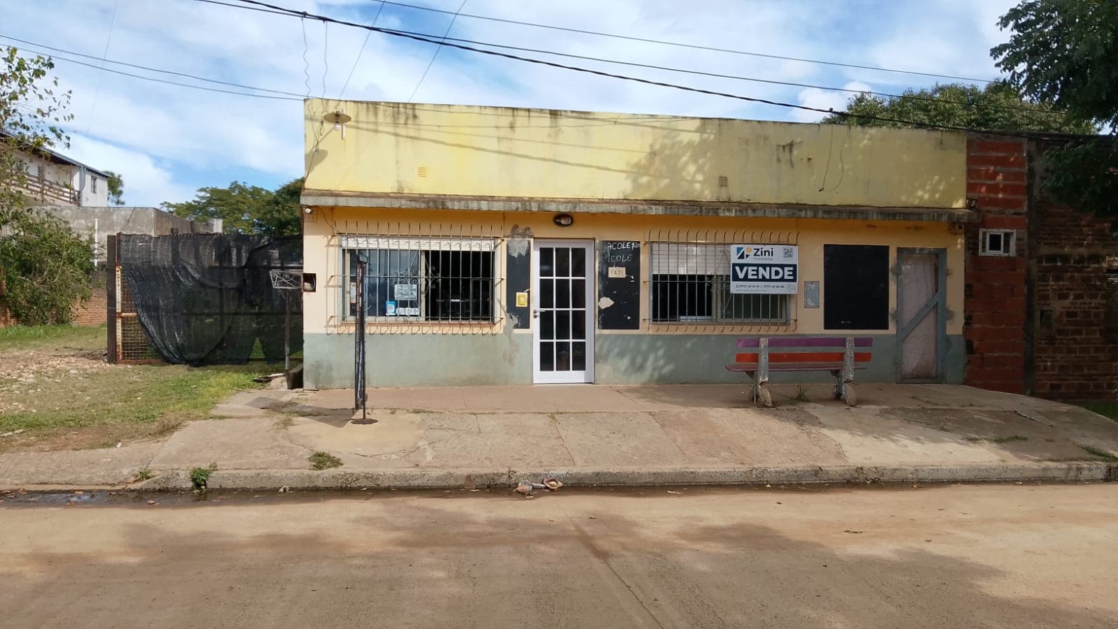 CASA CON AMPLIO TERRENO, PATIOS Y GRAN POTENCIAL!!!