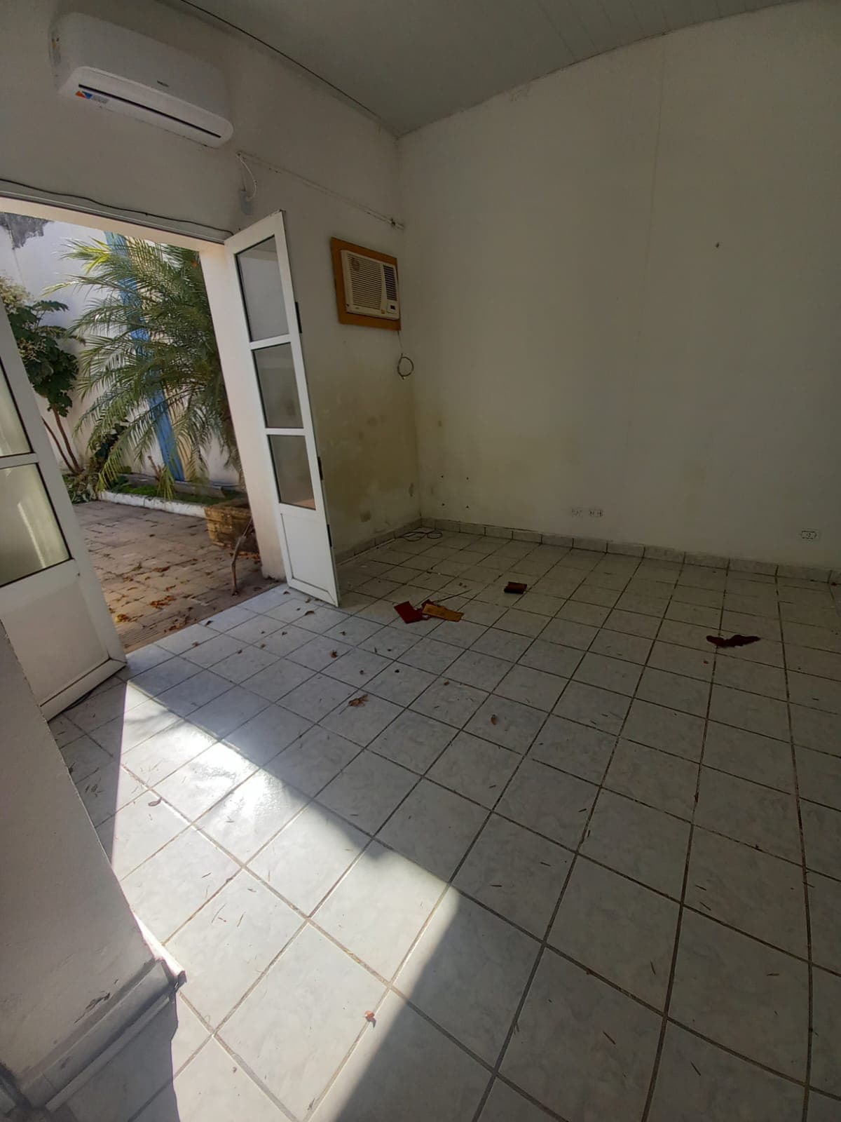 ALQUILER EN CONJUNTO DE 6 LOCALES COMERCIALES