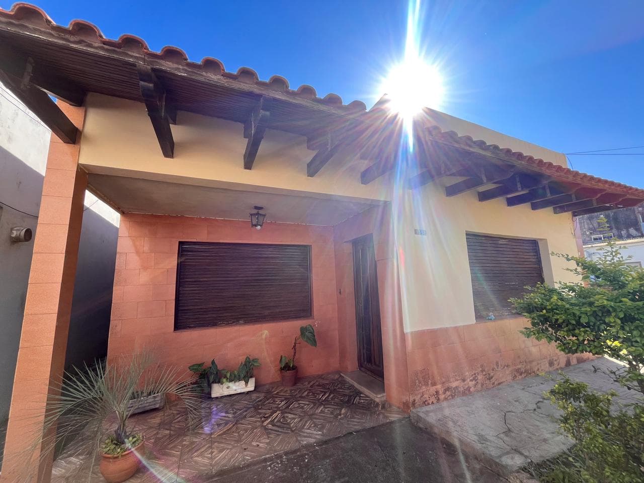 CASA CENTRICA CON DEPARTAMENTO INCLUIDO!!
