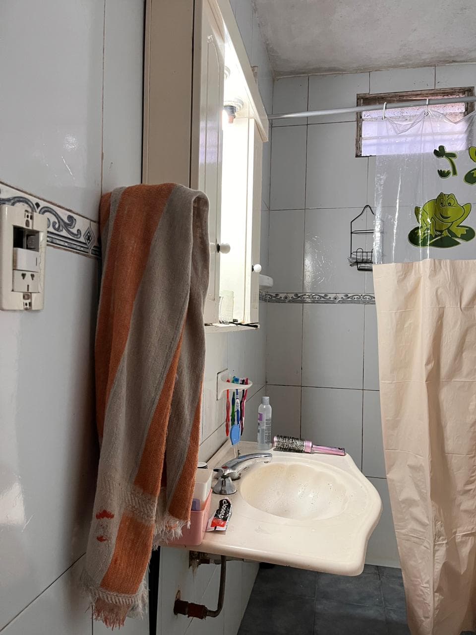¡CASA FAMILIAR DE 3 HABITACIONES CON PATIO!