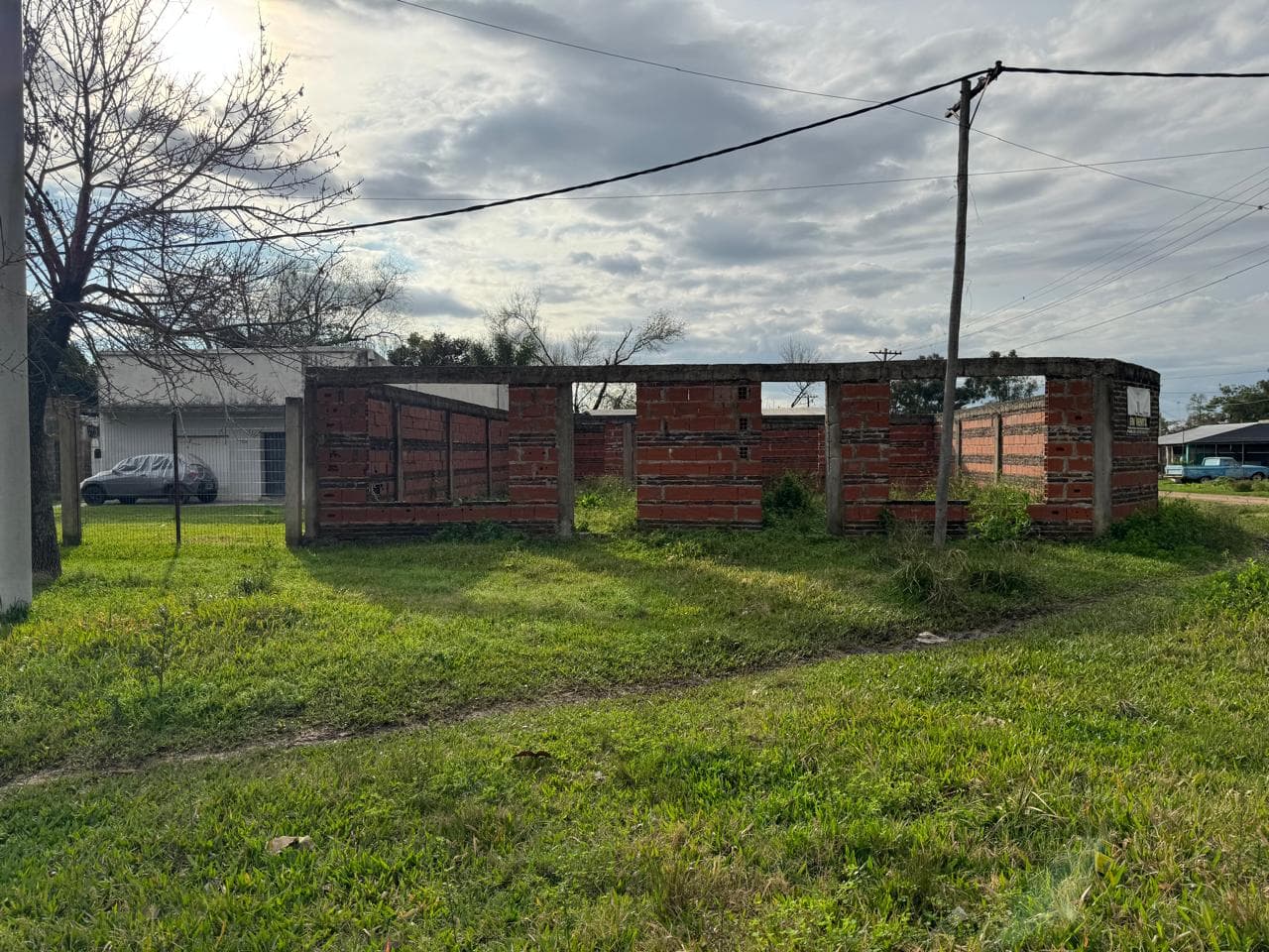 CASA Y CONSTRUCCION A TERMINAR EN VENTA